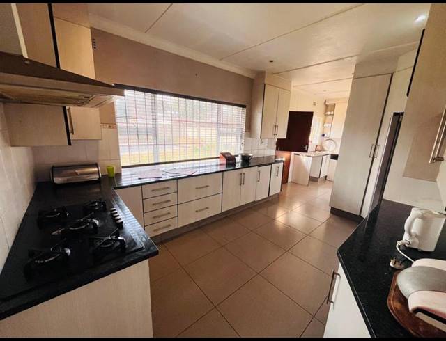 8 BEDROOM HOUSE FOR SALE IN WYCHWOOD